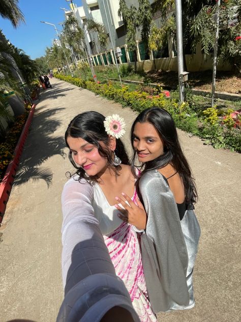 #desi #saree #indianfashion #aesthetic #farewell Aesthetic Friend Poses, Farewell Poses With Bestie, Farewell Group Photos, Poses With Best Friend In Traditional, Saree Group Poses, Aesthetic Saree Poses With Friends, Farewell Poses With Friends, Desi Best Friends Aesthetic, Farewell Pics Ideas With Friends