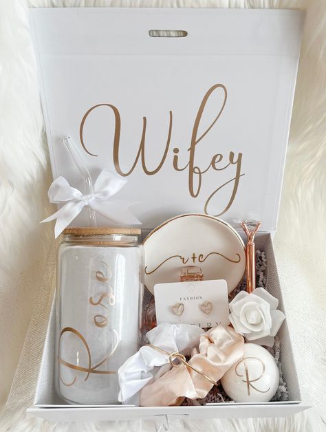 🤍 Bridal Gift Box 🤍 Give your Bride to Be Bestie this beautifully customized gift box to celebrate all things wedding! What better way to show your love than to give a personalized gift box with goodies inside!  We offer various monogrammed styles to fit your needs.  🌟Color themes available in Pink, Light Blue, Lilac, Sage, Merlot, & Champagne 🌟Vinyl is available in Gold, Rose Gold, Silver, & White for the customization of name of box & cup. DETAILS OF EACH BOX: (Please note size) ▶ Box Colo Bride To Be Hamper, Bride To Be Gift Ideas, Personalized Bridal Gifts, Bridal Gift Box, Custom Engagement Gifts, Engagement Box, Engagement Gift Boxes, Boda Ideas, Random Products