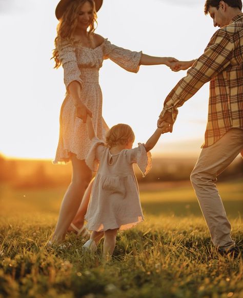 Family Of 3 Field Photoshoot, Boho Family Of 3 Photoshoot, Fall Woods Family Photos, Family Playing Outside, Park Photoshoot Family, Fall Photos Mom And Son, Horse Family Pictures, Family Fall Outdoor Photoshoot, Family Photo Without Faces