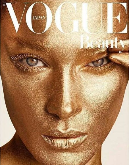 Bella Hadid - Vogue Beauty Japan Magazine (June 2019) Vogue Japan Beauty, Vogue Makeup, Golden Makeup, Vogue Vintage, Vogue Magazine Covers, Fashion Magazine Cover, Vogue Beauty, Gold Beauty, Fashion Cover