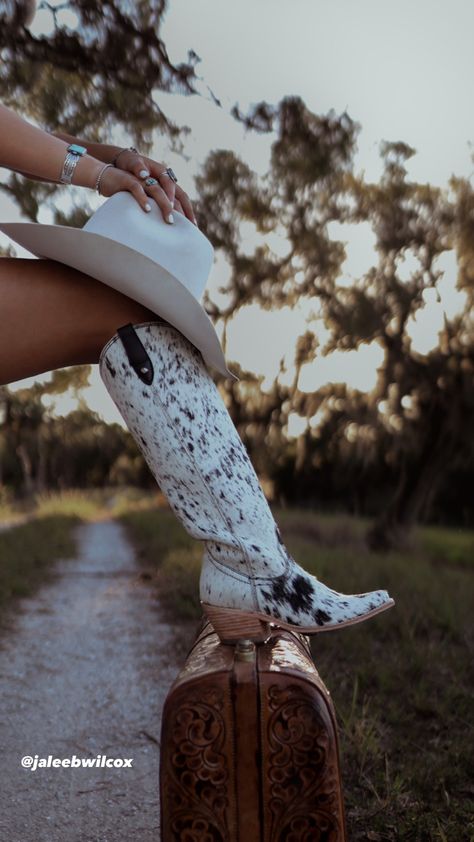 Cute Cowboy Boot Pics, Alt Cowgirl Aesthetic, Cowboy Boot Photography, Cowgirl Boot Photoshoot, White Cowgirl Hat Outfit, Cowboy Boot Photoshoot, Cowboy Boots Photoshoot, Cowboy Boots Pictures, Boot Photoshoot