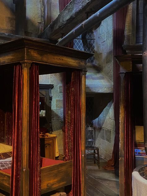 Grifendore Common Room, Hogwarts Gryffindor Common Room, Hogwarts Dorms Gryffindor, Harry Potter Common Room Aesthetic, Hogwarts Dorm Room Aesthetic, Hogwarts Dorm Room Gryffindor, Hogwarts Common Room Aesthetic, Harry Potter Dorm Room Ideas Shifting, Gryffindor Room Aesthetic