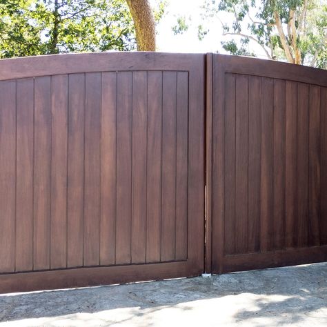 7 Popular Vinyl Fence Colors | The Family Handyman Brown Vinyl Fence, Wood Look Vinyl Fence, Painted Vinyl Fence, Tan Vinyl Fence, Modern Vinyl Fence, Dark Wood Fence, Black Vinyl Fence, Vinyl Fence Colors, Vinyl Fence Ideas