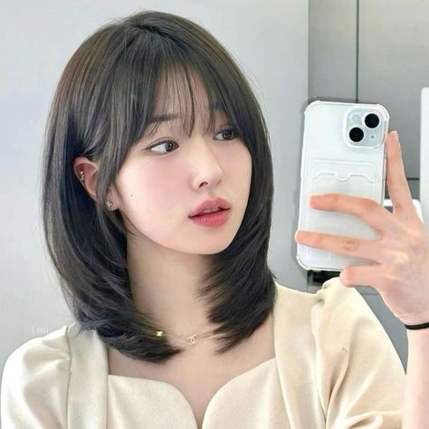 Low Maintance Haircut, Short Hair With Wispy Bangs Round Face, Mid Length Hair With Bangs Round Face, Girls Haircut, Pretty Hair Cuts, Korean Short Hair, Hair Style Korea, Layered Haircuts For Medium Hair, Bangs With Medium Hair