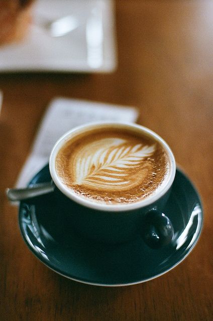 This is beautiful!   Would love to sit at a café table anywhere in Europe with this little beauty and a pastry.    photo by Shuzhen Coffee Latte Art, Green Cups, Coffee Obsession, Chocolate Caliente, Coffee Photography, Coffee Is Life, Coffee Latte, Art Photos, Chocolate Coffee