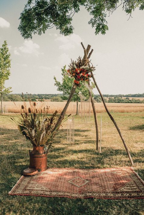 Ceremony Arch Boho, May Boho Wedding, Outdoor Wedding Arch Alternatives, Small Wedding Arch Ideas, Outdoor Wedding Boho Decor, Outdoor Boho Ceremony, Boho Cheap Wedding, Diy Alters Wedding Outdoor Ceremony, Outdoor Rug Wedding