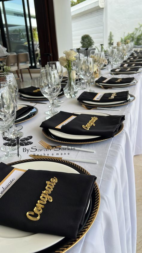 Intimate Graduation Dinner, Graduation Dinner Set Up, Graduation Restaurant Decorations, Graduation Dinner Ideas Decorations, Luxury Graduation Party Ideas, Graduation Dinner Decorations, Grad Dinner Party, Law School Graduation Party Ideas, Graduation Dinner Ideas