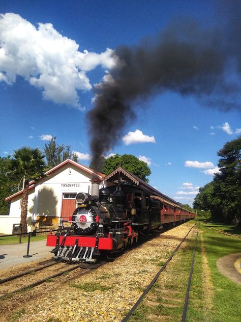 Maria Fumaça, estação, Tiradentes, Minas Gerais, Brasil. Fevereiro de 2019. Brazil Core, Brasil Aesthetic, Train Car, Thomas And Friends, Travel Pictures, Travel Dreams, Dandelion, Brazil, Train