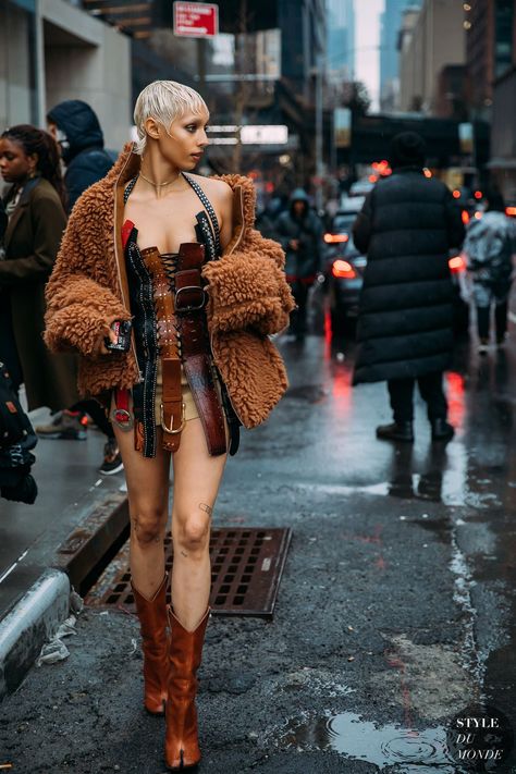 New York Fall 2020 Street Style: Jazzelle Streetwear Fashion Week, Ny Fashion Week Street Style, Chanel Street Style, Best Of Fashion Week, 2020 Street Style, Tokyo Fashion Week, Fashion Week Outfit, Reportage Photography, New York Street Style