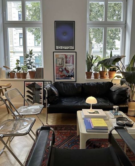 Small Apartment Colorful, Nyc Apartment Inspiration, Apartment Grunge, Grunge Interior Design, 80s Decor Interior Design, Industrial Scandinavian Interior, Black Couch Living Room Ideas, Mens Apartment, Apartment Decor Inspiration