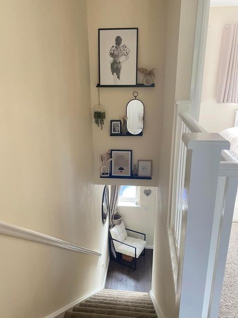 Stairwell with shelves Downstairs Staircase Ideas, Staircase Landing Decor Upstairs Hallway, Narrow Stairway Ideas, Narrow Upstairs Hallway Ideas, Small Stairwell Ideas, Narrow Staircase Ideas Decor, Stair Picture Wall, Narrow Landing Ideas Upstairs, Landing Decor Upstairs