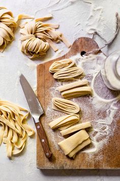 Fresh tagliatelle pasta with grilled shrimp lemon and cherry tomatoes?!  Come master this meal and more in our Date Night: Coast of Italy #surlatablecookingclass! You'll also make a delicious grilled summer squash with whipped ricotta and mint gremolata and to top off the evening youll bake a peach and blackberry tart for dessert using homemade pie dough. This class will have you ready to fill your kitchen with all the flavors of an Italian summer! Save your seat! Homemade Pie Dough, Blackberry Tart, Tagliatelle Pasta, Whipped Ricotta, Coast Of Italy, Pasta Noodle Recipe, Pasta Casera, Food Photography Inspiration, Food Photography Tips