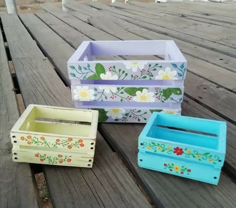 Wood Crate Painting Ideas, Painting Wooden Boxes Ideas, Crate Box Ideas, Painted Crates Ideas, Wooden Crates Decor, Crate Painting Ideas, Wooden Crate Painting Ideas, How To Paint Wooden Crates, Wooden Box Painting Ideas