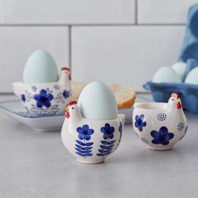 The Contemporary Home Set Of Three Blue And White Chicken Egg Cups #shopstyle #kitchendecor #chicken #eggcups Whimsical Decor Home, Ceramic Egg Cups, Diy Ceramic, Keramik Design, White Chicken, Pottery Crafts, Diy Pottery, Cute Kitchen, Ceramics Pottery Art