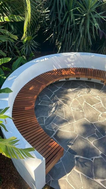 Tree With Seating Around, Curved Bench Seating Outdoor, Outdoor Circular Seating, Curved Garden Seating, Semi Circle Fire Pit Area, Garden Bench Ideas Landscaping, Curved Outdoor Seating, Walk Through Garden, Gabion Seating