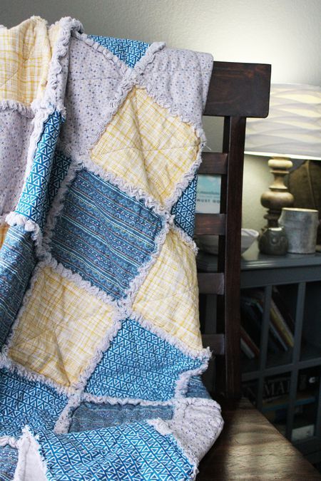 How to Make a Rag Quilt From Start to Finish How To Make A Denim Rag Quilt, How To Rag Quilt, Rag Quilts Ideas Shabby Chic, How To Make A Rag Quilt For Beginners, Flannel Rag Quilts How To Make, How To Make A Rag Quilt, Rag Quilt Patterns Free, Frayed Quilt, Free Rag Quilt Patterns