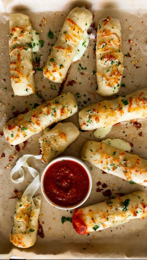 Homemade Cheese Stuffed Breadsticks, Food Inspo Recipes, Food Cravings Savory, Stuffed Cheese Bread, Cheese Stuffed Breadsticks, Cheese Stuffed Pizza, Stuffed Breadsticks, Food Cravings Healthy, Dinner Party Entrees