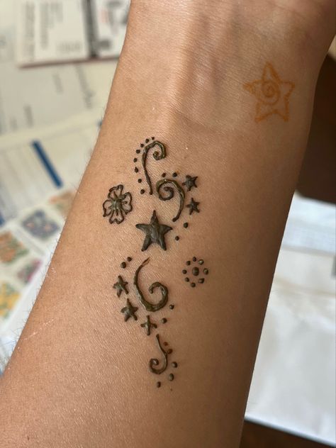 Wrist Drawings Simple, Small Henna Tattoos Wrist, Henna Designs With Initials, Cute Things To Draw On Ur Hand, Henna Designs Hibiscus, Henna Hip Tattoo, Henna Designs Easy Flower, Henna Tattoo Designs Summer, Summer Henna Designs Hands