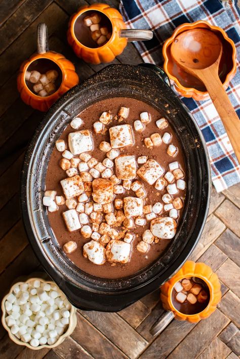 Slow Cooker Pumpkin Spice Hot Chocolate Spooky Autumn Aesthetic, Pumpkin Spice Hot Chocolate, Crockpot Drinks, Spice Hot Chocolate, The Magical Slow Cooker, Slow Cooker Pumpkin, Chocolate Pumpkin, Chocolate Caliente, Halloween Desserts