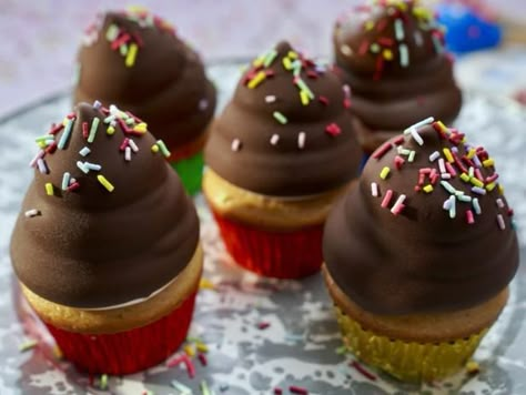 Chocolate PBJ Cupcakes Pb&j Cupcakes, Pbj Cupcakes, Hamburger Mac, Cabin Recipes, Hamburger Mac And Cheese, Dessert Muffins, Strawberry Cupcake Recipes, Farm Recipes, Meringue Frosting