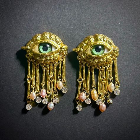 Description Absolutely fantastic surrealist style earrings featuring green realistic eyes set in a shiny gold tone setting, with a golden fringe ending in light pink faux pearls and rhinestones dangling underneath. ✔ Stud closure✔ High quality - delicate yet sturdy✔ Materials: zinc alloy, faux pearl, rhinestones✔ Length 5.5 cm/2.2 inches Shipping • Free shipping worldwide• Tracking included• EUROPE: approx. 4-7 business days• NORTH AMERICA: approx. 6-9 business days Photography: KO Photography H Nordic Noir, Realistic Eyes, Gold Fringe, Tassel Jewelry, Eye Earrings, Trendy Earrings, Baroque Fashion, Jewelry Inspo, Fringe Earrings