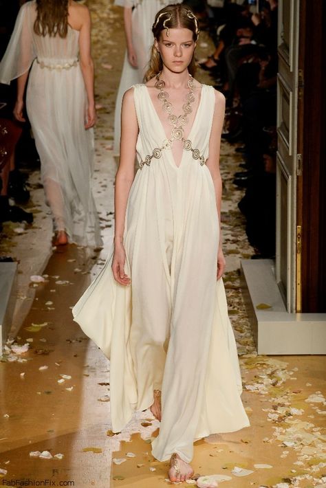 Valentino Haute Couture spring/summer 2016 Collection. #couture #valentino 2016 Couture, Valentino Haute Couture, Collection Couture, Valentino Couture, Elsa Schiaparelli, Couture Looks, Spring Couture, Greek Fashion, Couture Runway