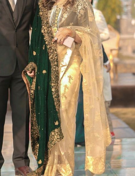 Saree With Dupatta On Shoulder, How To Style Shawl With Saree, Green Shawl For Wedding, Saree With Shawl, Saree Wearing Styles, Indian Sari Dress, Traditional Blouse Designs, Velvet Dress Designs, Fashionable Saree Blouse Designs