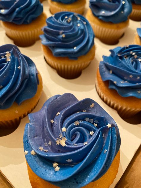 Purple & blue galaxy swirl cupcakes Under The Stars Cupcakes, Acotar Cupcakes, Blue Gold Cupcakes, Night Sky Cupcakes, Black And Blue Cupcakes, Starry Night Cupcakes, Starry Cupcakes, Blue Galaxy Cake, Dark Blue Cupcakes