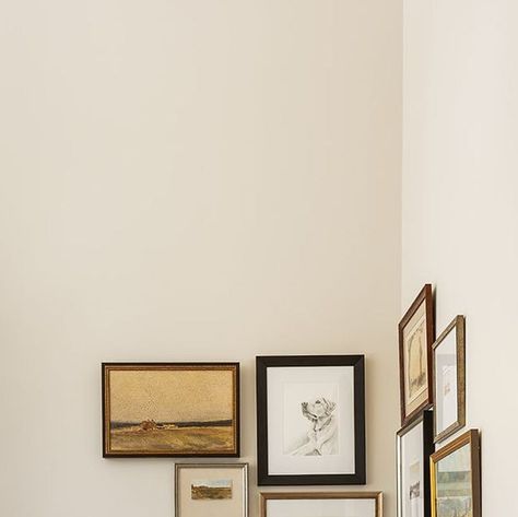 Stoffer Home on Instagram: "Corner gallery walls are a great way to fill a large corner space, and all of this @stofferhome art fits together perfectly! #mystofferhomestyle #jsdhoneycreek . Design @jeanstofferdesign Photo @stofferphotographyinteriors" Corner Wall Gallery Ideas, Corner Gallery Wall Layout, Corner Collage Wall, Corner Picture Wall, Corner Photo Gallery Wall, Corner Gallery Wall, Instagram Corner, Stoffer Home, Gallery Wall Layout