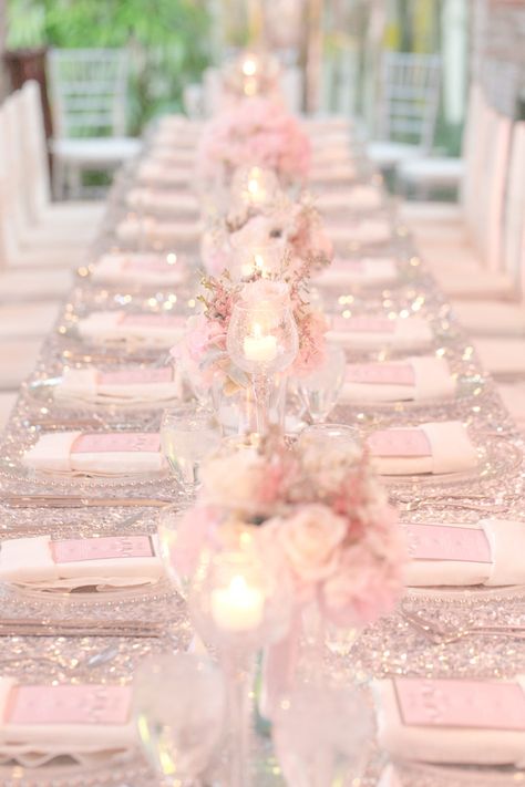 Pink Reception, Wedding Table Pink, Pink Wedding Receptions, Rosa Shocking, Pink Quince, Light Pink Wedding, Hot Pink Weddings, Decoration Evenementielle, Quinceanera Decorations