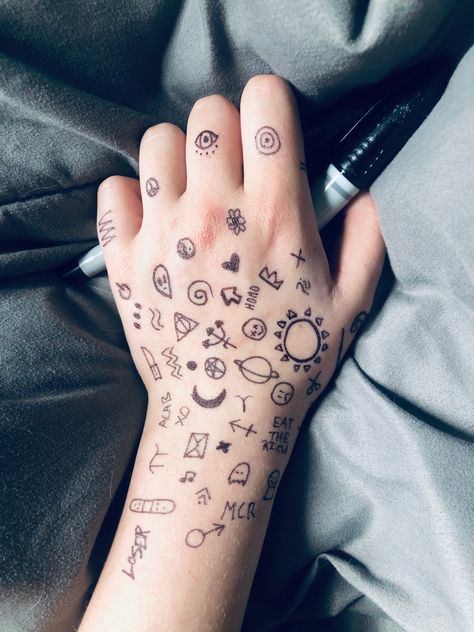 Things To Draw On Your Arm Easy, Arm Doodles Easy, Hand Tattoos Easy, Drawing On Arm Ideas, Hand Doodle Ideas, Tattoo Ideas Doodles, Things To Draw On Your Hand, Stuff To Draw On Your Hand, Things To Draw On Your Arm