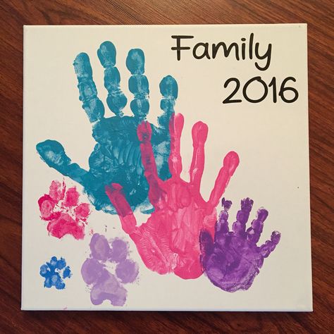 Family Paint Handprints, Canvas Painting Ideas For Family, Family Canvas Ideas, Hand Print On Canvas, Plate Art Ideas, Family Hand Print Art, Handprint Painting Ideas, Family Art Ideas, Family Painting Ideas Diy Canvas