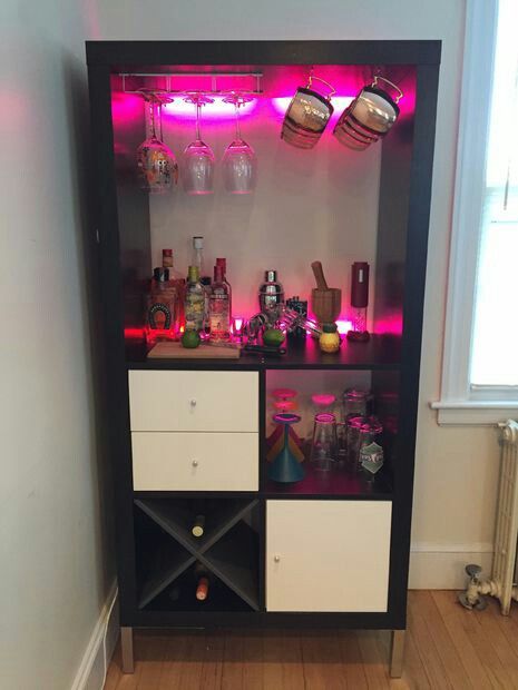 Kallax bar!!! Bar In Room Ideas, Super Tiny Living Room Ideas, Bar In Apartment Ideas, Living Room Living Room Decor, Cool Kitchen Decor Ideas, Appt Decor Ideas, Apartment Decor Inspiration Aesthetic, Apartment Decoration Aesthetic, House Decor Ideas Aesthetic