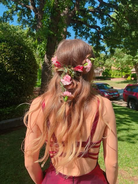 Flower Prom Hairstyles, Deb Hair, Down Prom Hair, Descendants Oc, Braid Half Up Half Down, Hoco Inspo, Half Up Half Down Prom, Cute Prom Hairstyles, Senior Szn