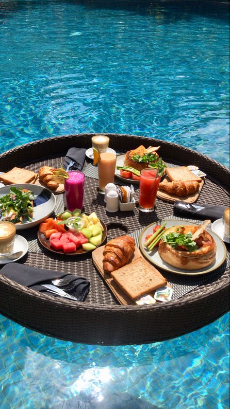 Maldives Breakfast In Pool, Beach Smoothie, Breakfast In Bali, Breakfast By The Pool, Summer Yacht, Poolside Food, Floating Breakfast, Healthy Goals, All Inclusive Resort