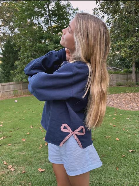 Side Bow Sweatshirt Diy, Bow Sweatshirt Diy, Diy Bow Sweatshirt, Diy Crewneck Sweatshirt Ideas, Patchwork Shirt Diy, Bow Sweatshirt, Patchwork Hoodie, Hoodie Diy, Shirt Coquette