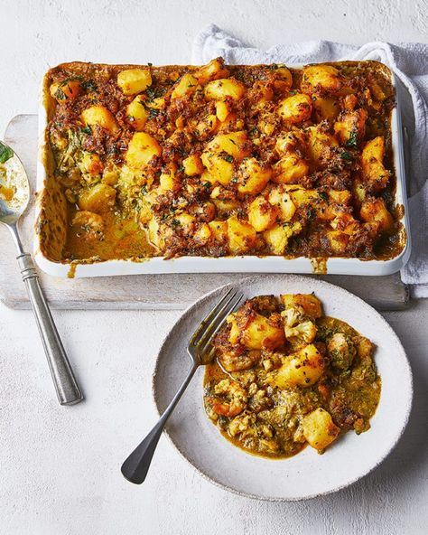 Curried fish pie topped with Bombay potatoes Healthy Savory Pie Recipes, Curried Fish, Fish Pie Recipe, Bombay Potatoes, Good Fish, Savoury Pies, Fish Curry Recipe, Food Seafood, Uk Recipes