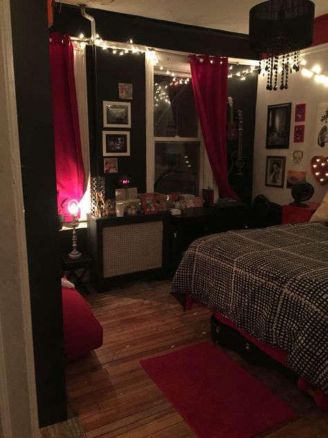 Red And Black Room Ideas Bedrooms, Black Red Room Ideas, Chicana Bedroom, White Red Room Aesthetic, Red Y2k Room, Red Bedroom Ideas Aesthetic, Red Room Inspiration, Red Bedrooms, Chola Rooms Aesthetic