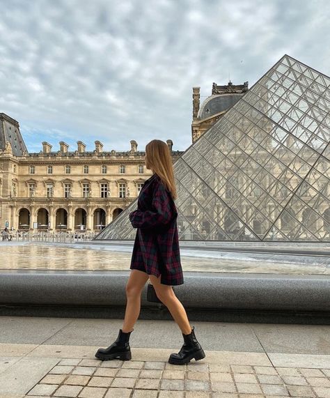 Louvre Museum Photo Ideas, Travel Poses, Paris Photo Ideas, Walking Outside, Eiffel Tower Photography, Paris Travel Photography, The Louvre Museum, Museum Photography, Parisian Aesthetic