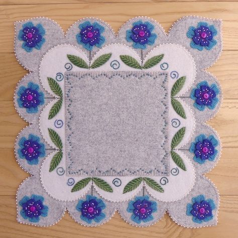 Blooms In Blue : DesignAndBeMary.com Wool Project, Wool Applique Quilts, Penny Rug Patterns, Felted Projects, Applique Ideas, Basic Embroidery, Wool Applique Patterns, Beadwork Embroidery, Penny Rug