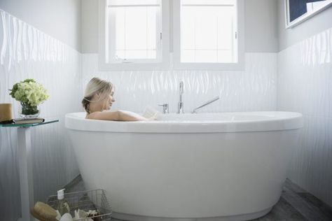 People swear ginger baths can combat cold and flu symptoms—this is what you need to know Best Bar Soap, Luxury Pools Indoor, Bath Benefits, Ginger Bath, Ginger Benefits, Natural Kitchen, Natural Swimming Pools, Small Pools, Cold Remedies