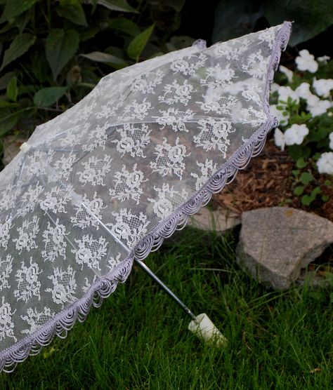 Turning a cheap or broken umbrella into a lace parasol to decorate the bridal shower! What a fabulous idea! Diy Parasol, Parasol Diy, Broken Umbrella, Essence Of Australia Wedding Dress, Fancy Umbrella, Umbrella Photography, Lace Umbrella, Lace Parasol, House Cake