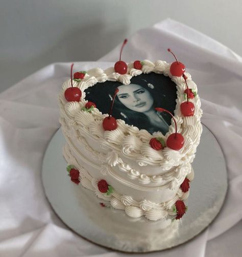 Lana Del Rey Cake, Bolo Vintage, 17 Birthday Cake, Vintage Birthday Cakes, 18th Birthday Cake, Heart Shaped Cakes, Creative Birthday Cakes, Fake Cake, Pretty Birthday Cakes