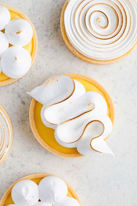 Lemon Meringue Pie Plating, Gourmet Mini Desserts, Lemon Food Ideas, Fine Dining Recipes Desserts, Lemon Tart Mini, Lemon Meringue Tart Recipe, Lemon Tart With Meringue, Christmas Tartlets, Lemon Tarts Mini