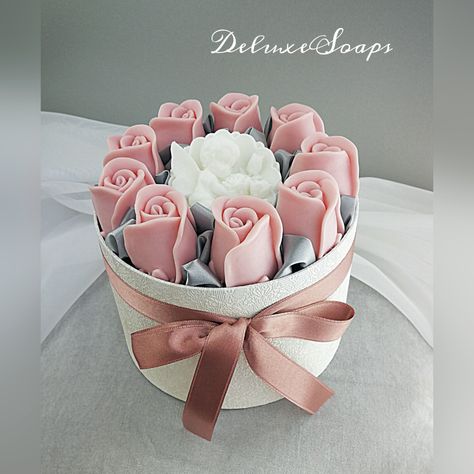 Diy Candles At Home, Candle Bouquet, Creation Bougie, Beeswax Candles Diy, Handmade Candles Diy, Soap Flowers, Handmade Soap Recipes, Homemade Scented Candles, Valentine Candles