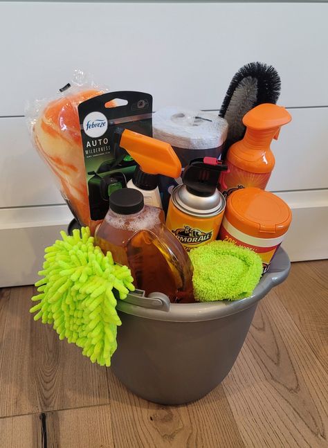 DIY Car Wash gift basket perfect for Father's Day Tools Gift Basket Men, Automotive Gift Basket Ideas, Car Wash Gift Basket, Men’s Hygiene Basket, Car Wash Basket Ideas, Car Cleaning Gift Basket Ideas, Car Wash Gift Basket Ideas, Baseball Fundraiser Basket Ideas, Small Raffle Basket Ideas