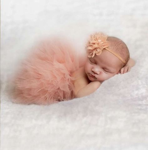 Newborn Family Pictures, Headband Photography, Diy Newborn Photography, Newborn Tutu, Newborn Photo Outfits, Photo Rose, Plain Skirt, Newborn Photography Poses, Pink Newborn