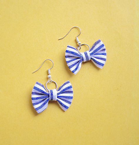 Handmade classic bow earrings. Made of fabric in sailor stripes. Earrings With Fabric, Diy Accessories To Sell, Earring Handmade Ideas, Fabric Jewellery Handmade, Handmade Earrings Fabric, Diy Fabric Earrings, Fabric Jewelry Handmade, Fabric Earrings Handmade, Ankara Jewelry