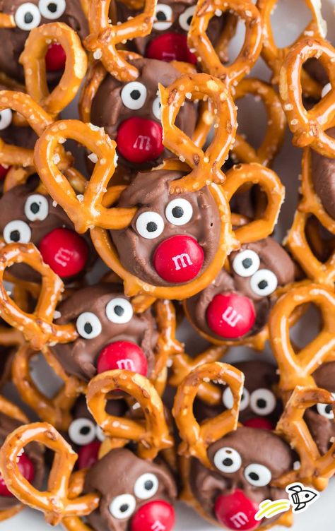 Reindeer Pretzels - Spaceships and Laser Beams Rollo Pretzels, Rollo Cookies, Reindeer Pretzels, Pretzel Reindeer, Gingerbread Fudge, Christmas Crunch, Christmas Pretzels, Pretzel Treats, Homemade Peanut Butter Cups