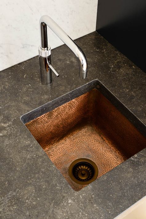 Beautiful hammered copper sink Kitchen Bar Lighting, Kitchen Sink Remodel, Copper Counter, Hammered Copper Sink, Living Colors, Metal Sink, Copper Interior, Shaker Style Kitchens, English Kitchens